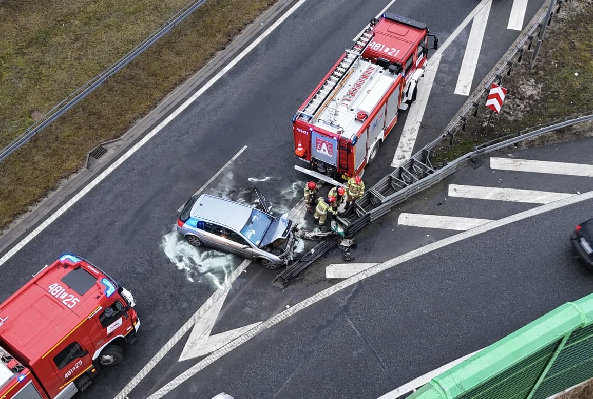 Opel roztrzaskany na barierach energochłonnych