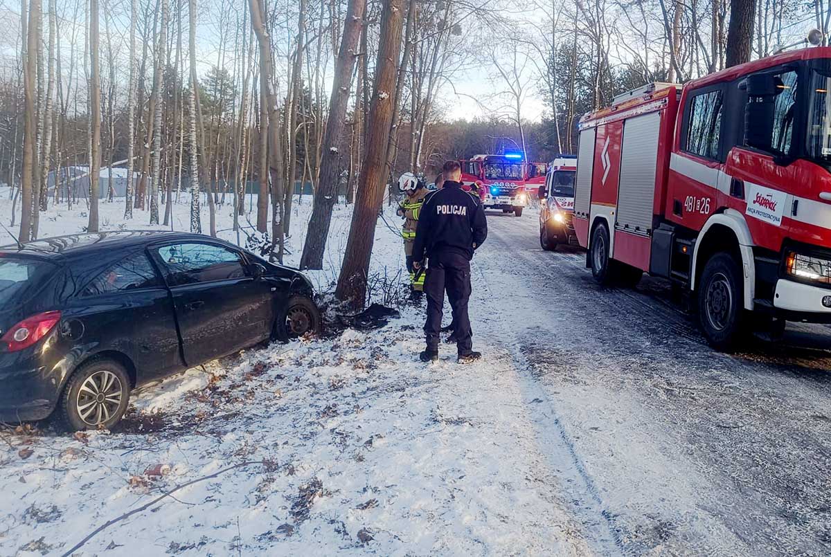 Opel rozbity na drzewie, karambol na S8