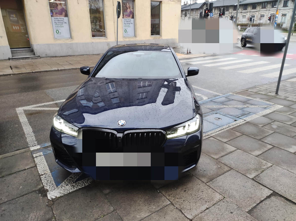 Kierowca BMW ukarany wysokim mandatem. Zaparkował na niebieskiej kopercie