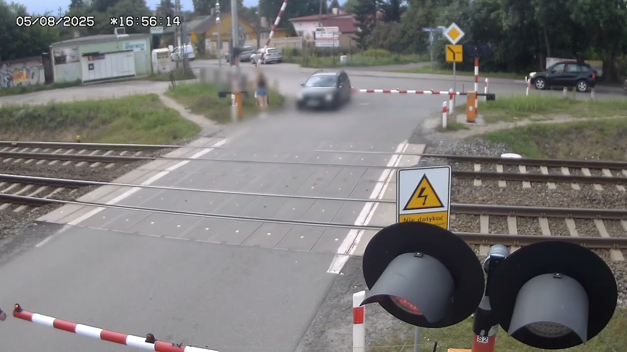 Niebezpieczny manewr na torach. 42-latka z dziećmi utknęła na przejeździe kolejowym