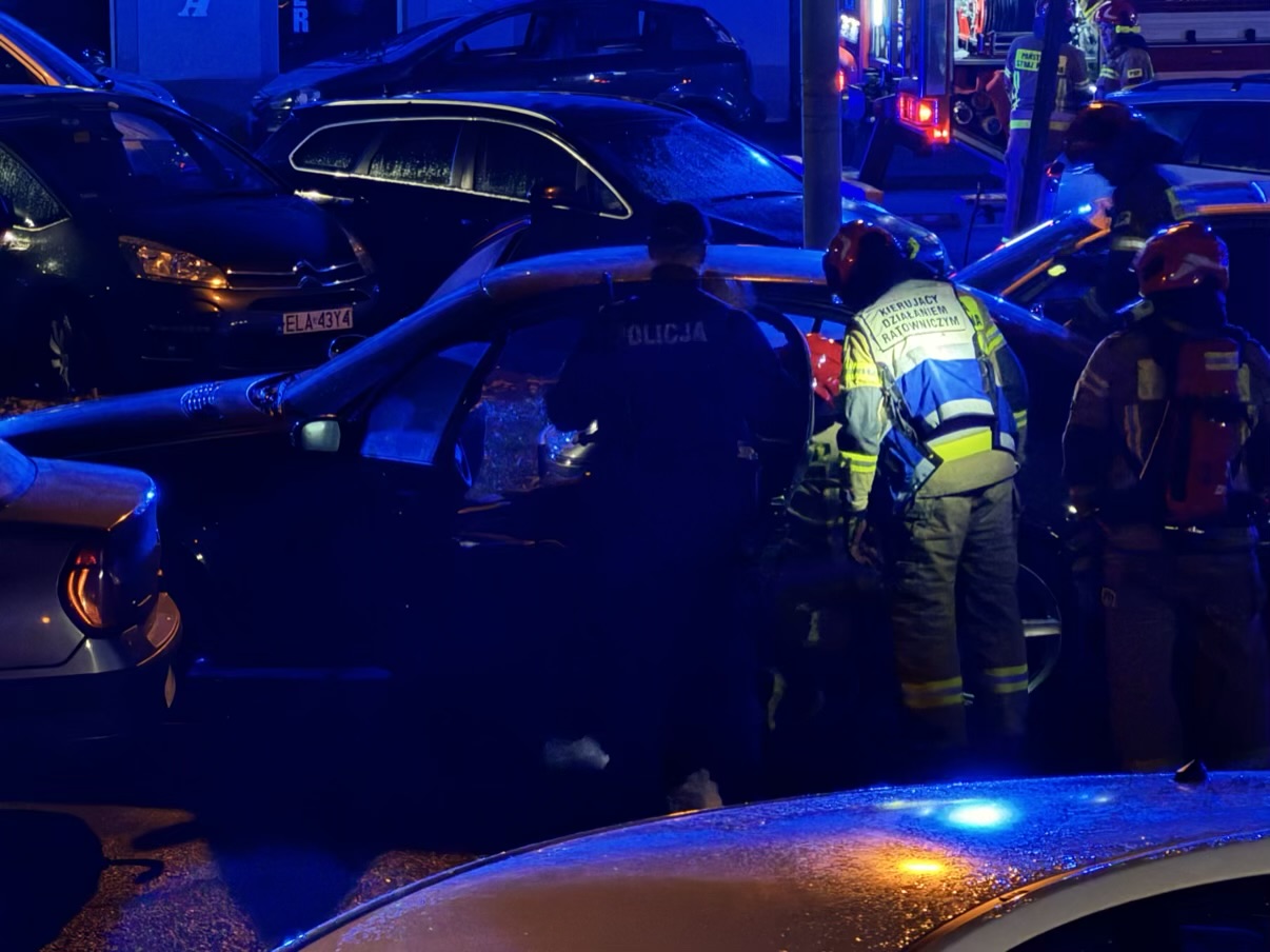Podpalacz wrzucił płonącą racę do auta