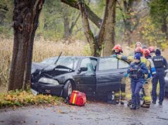 Deszcz i śliska jezdnia. Kobieta kierująca BMW rozbiła auto na drzewie