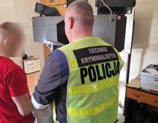 Siekiera i skoki po aucie – chuligani z Traugutta zatrzymani