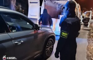 Wieczorna obława CBŚP w Pabianicach. Uzbrojeni policjanci w kominiarkach zatrzymali busa