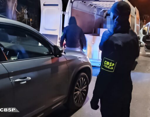 Wieczorna obława CBŚP w Pabianicach. Uzbrojeni policjanci w kominiarkach zatrzymali busa