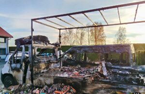 W warsztacie spłonęły dwa auta dostawcze. Blisko 130 tysięcy strat