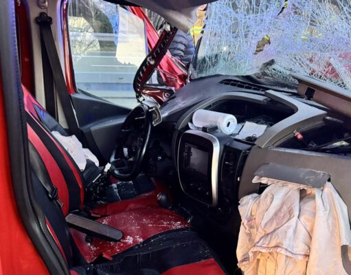 Wypadek na S8. Renault wbiło się w ciężarówkę