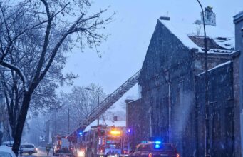 Ogień w ruinach dawnego kina Mazur