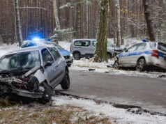 Kierowca wypadł z auta po czołowym zderzeniu z radiowozem