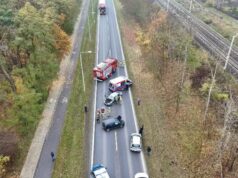 Wypadek dwóch aut na Łaskiej. Droga w kierunku Dobronia zablokowana