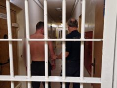 Z zakrwawionymi dłońmi biegał po parkingu. Wcześniej narozrabiał