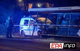 Radiowóz roztrzaskany na przystanku