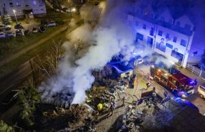 Dym unosił się nad osiedlem. Strażacy mówią o podpaleniu