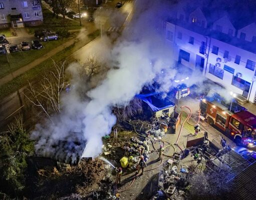 Dym unosił się nad osiedlem. Strażacy mówią o podpaleniu